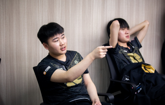 TES战队精彩逆转BLG成功晋级八强